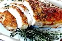 Тушеная индейка с розмарином и бальзамическим соусом в вишне