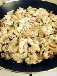 Куриное фрикасе с шампиньонами в сливочном соусе