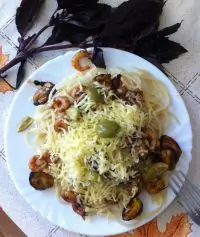 Паста с морепродуктами и соевым соусом