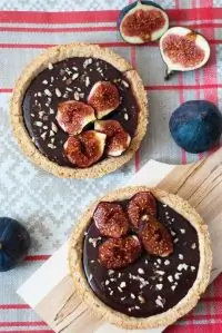 Тарталетки из орехового теста с ганашем и инжиром