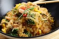 Свинина с креветками, яйцом и рисовой лапшой