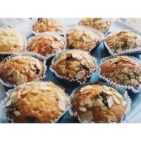 Маффины с шоколадом и миндальными лепестками