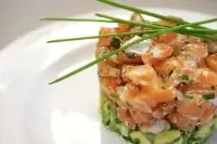 Тартар из лосося и каперсов