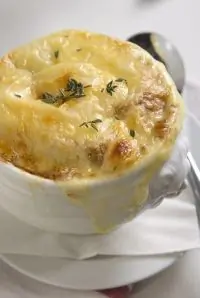 Французский луковый суп с белым сухим вином