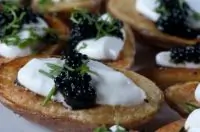 Запеченный картофель со сметаной и икрой