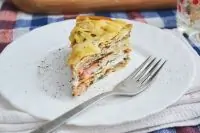 Блинчатый пирог с лососем