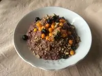 Льняная каша с клюквенным соком и черноплодкой, облепихой и пеканом