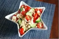 Салат с томатами, огурцами и белой фасолью