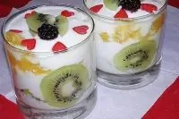 Творожный десерт со сметаной и фруктами