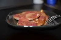 Оладьи с земляникой и ягодным соусом