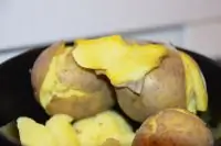 Поджаренный картофель с чесноком