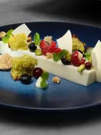 Йогуртовое желе с фисташковым кексом и ягодами