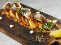 Картофельные блинчики с маринованной корюшкой