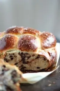 Сладкая хала с кусочками шоколада и солью