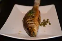 Сибас, запеченный с каперсами и зеленым чесночным маслом