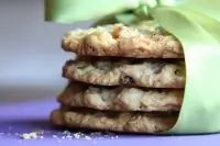 Печенье со специями, грецкими орехами и изюмом