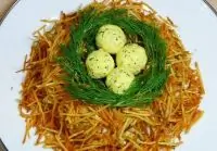 Картофельная закуска с курицей и яйцами