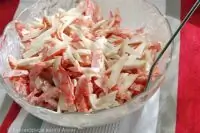 Крабовый салат с помидорами и сладким перцем