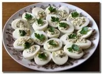 Фаршированные печенью трески яйца