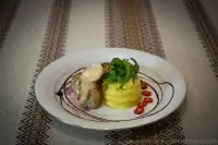 Рулетики из свинины в беконе с сыром дор-блю