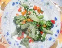 Пикантная брокколи со сладким перцем и чесноком