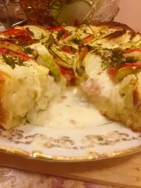 Овощной пирог с чесночным кремом