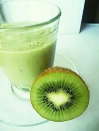 Зимний смузи из авокадо, банана и киви