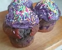 Очень черничные капкейки с мягким сырным кремом