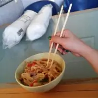 Пшеничная лапша с курицей в соево-медовом соусе