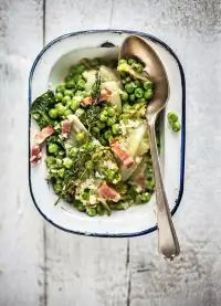 Тушеный салат романо с копченым беконом и зеленым горошком