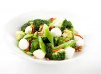 Салат с моцареллой Unagrande, брокколи и стручковым горошком