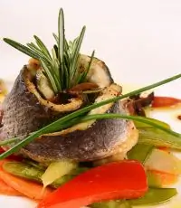 Морской окунь по ливорнски