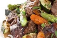 Кролик с овощами в красном вине