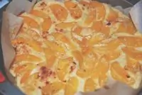 Хлебная шарлотка с персиками