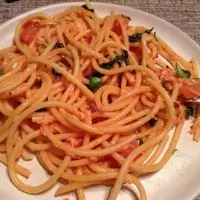 Букатини с томатным соусом и лососем