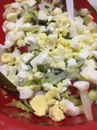 Салат весенний с маринованными огурцами