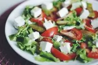 Яркий салат с помидорами и сербской брынзой