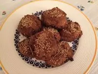 Печенье из кукурузной муки с орехами и черносливом