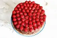 Шоколадный торт с клубникой и кремом