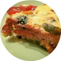 Овощная запеканка с зеленой фасолью, брюссельской капустой и шпинатом