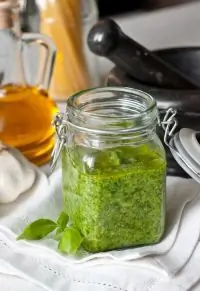 Шпинатное песто с орехами