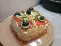 Слоеный салат с семгой, яйцами и картофелем под майонезом