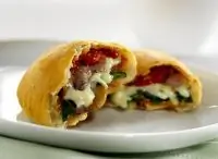 Кальцоне с ветчиной и сыром под соусом маринара