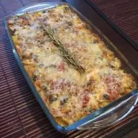 Запеченная полента с грибами, помидорами и моцареллой