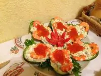 Салат с креветками в лодочках из авокадо