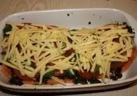 Лосось с маслинами и томатами