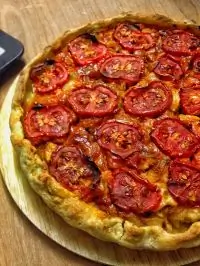 Деревенский пирог из картофельного теста с мясом и овощами