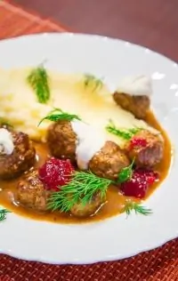 Шведские фрикадельки с брусничным джемом