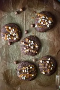 Шоколадное печенье с карамелью и фундуком