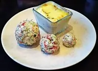 Яйца с моцареллой, сливочные шарики и тосты с томатами